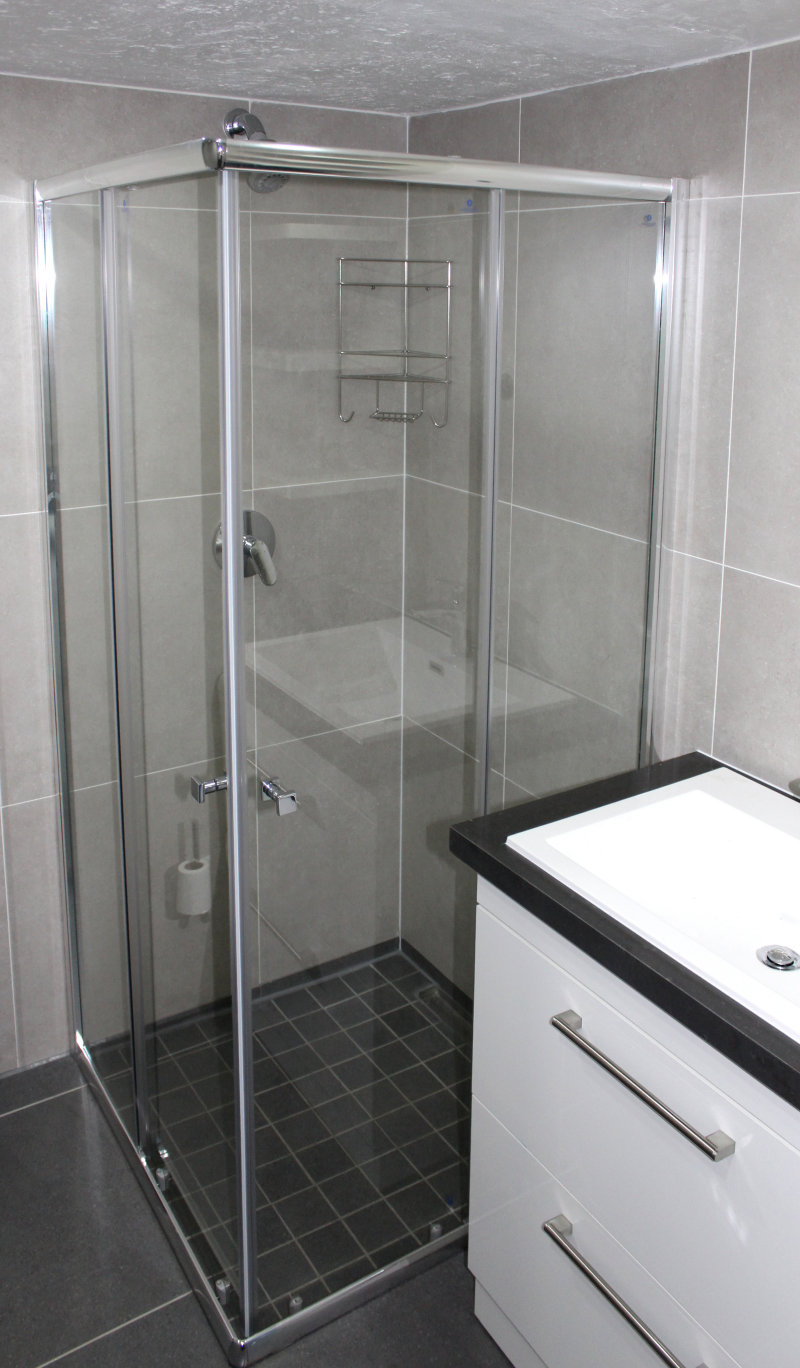 Comer entry Cubicle shower