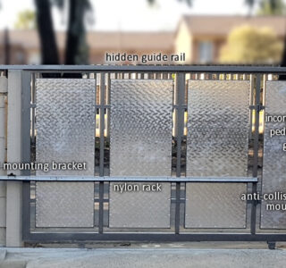 Gate with aluminium panels Features