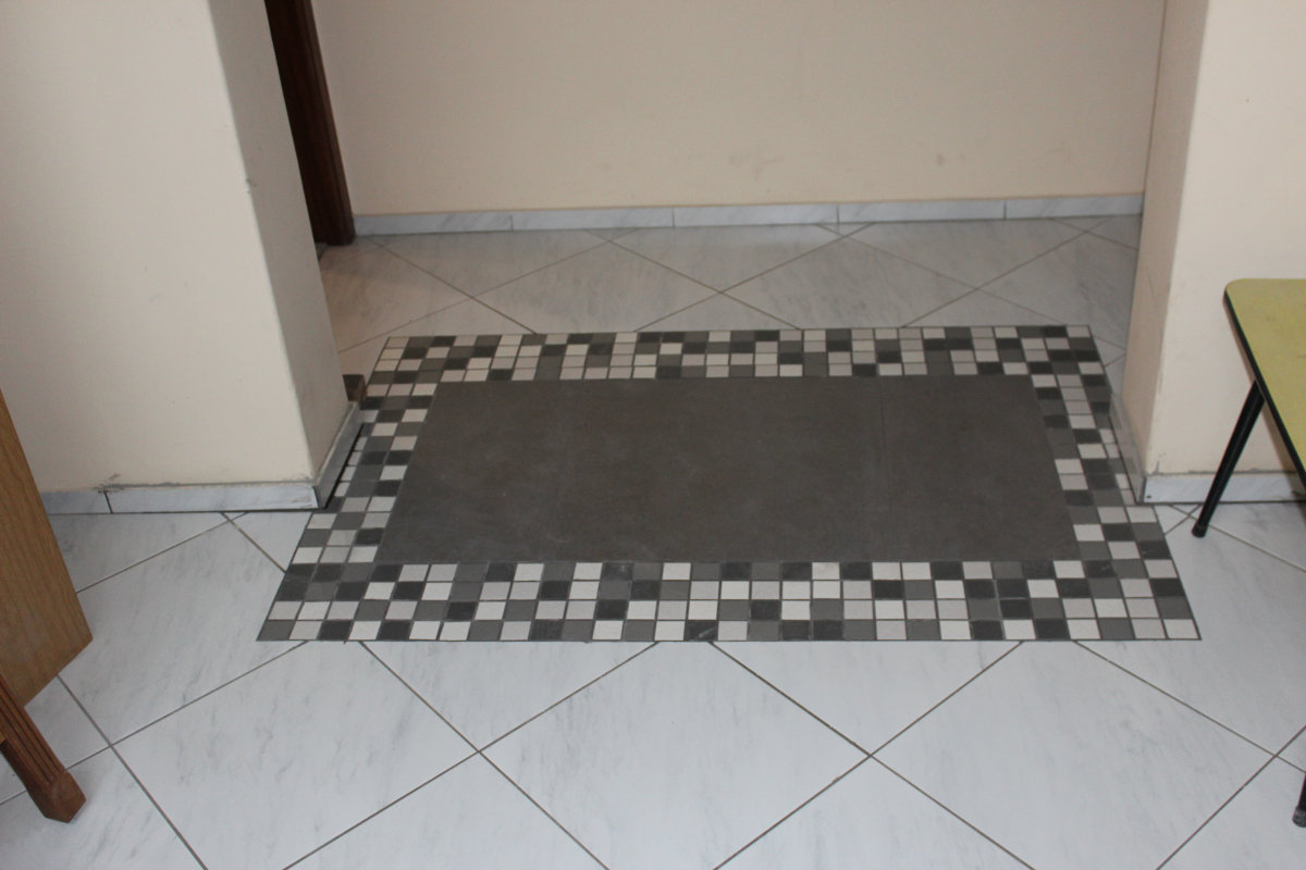 Mosaic Tiled feature to replace cracked tiles