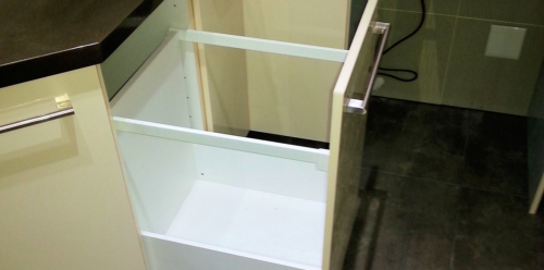 Pull-out Dustbin Drawer