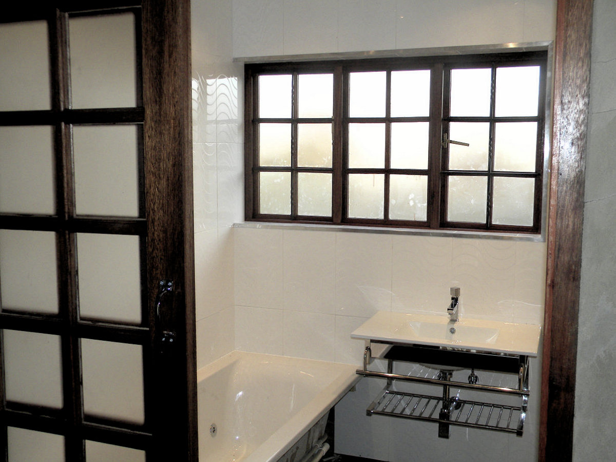Spa Bath and Frame Hung Basin with Frosted Glazed Window and Sliding Patio Door